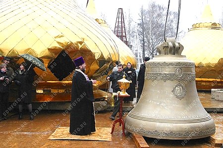 город Ижевск,церковь,колокол,религия,христианство,Свято-Михайловский собор,17 апреля 2006 год