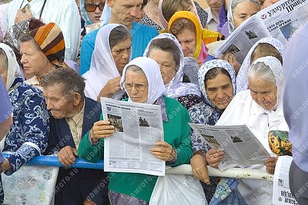 старики,толпа,газета,чтение,читатель,пенсионер