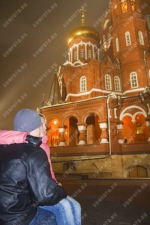 церковь,Свято-Михайловский собор,город Ижевск,достопримечательность,молодежь,влюбленная пара,влюбленные,двое,любовь