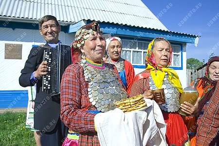 деревня Мари-Возжай,Граховский район,национальность,марийцы,костюм,традиция,гостеприимство,старики,женщина