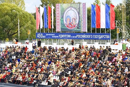 празднование 450 лет добровольного присоединения Удмуртии к России,зритель,толпа