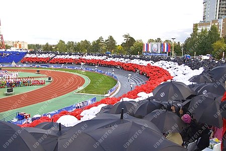празднование 450 лет добровольного присоединения Удмуртии к России,зонт,толпа,стадион,символика
