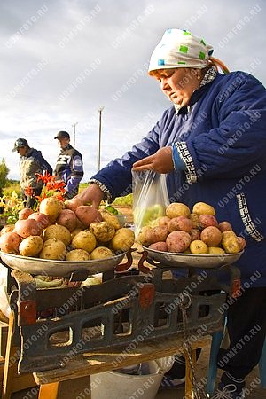 торговля,старики,урожай,картофель,картошка,весы,женщина
