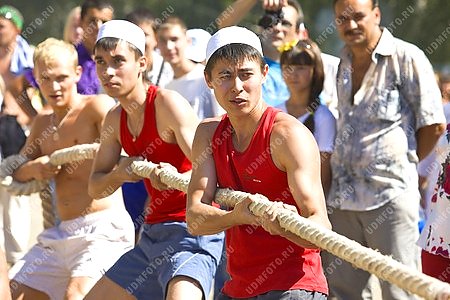 сабантуй 2010 год,национальность,татары,обычай,традиция,состязание,перетягивание каната,мужчина