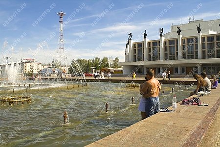 город Ижевск,фонтан,вода,жара,двое,любовь,достопримечательность,театр оперы и балета
