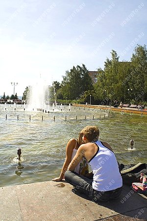 город Ижевск,фонтан,вода,жара,двое,любовь,поцелуй