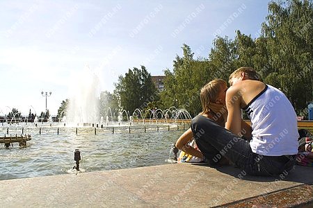 город Ижевск,фонтан,вода,жара,двое,любовь,поцелуй,достопримечательность