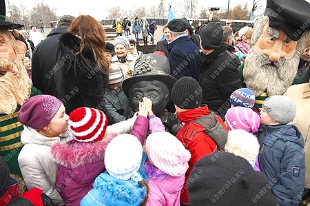 достопримечательность,памятник Ижик,город Ижевск,дети,толпа