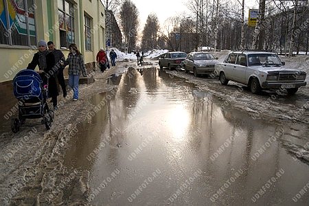 весна,вода,грязь,лужа,транспорт,автомобиль,город Ижевск,улица Дзержинского