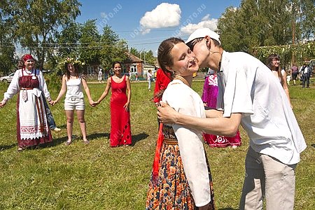 фестиваль Высокий берег,русские,традиция,обычай,костюм,поцелуй,село Мазунино,Сарапульский район,национальность