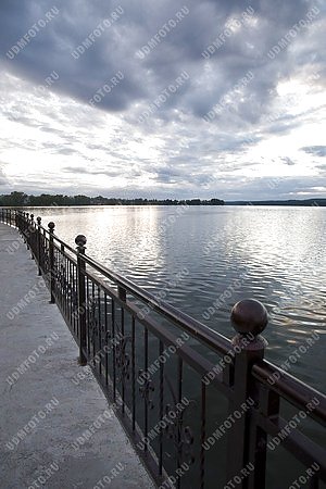 город Воткинск,набережная,вода,Воткинский пруд,небо,облака
