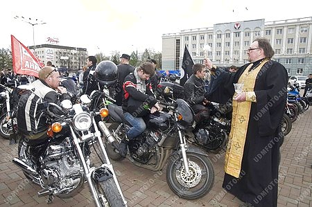 открытие мотосезона,мотоцикл,священник