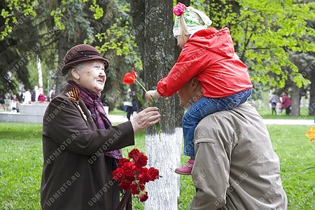 9 мая,ветеран ВОВ,старики,дети,цветы