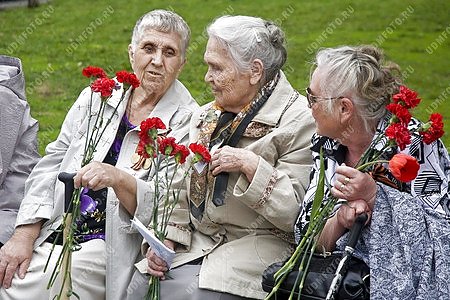 9 мая,ветеран ВОВ,старики,цветы