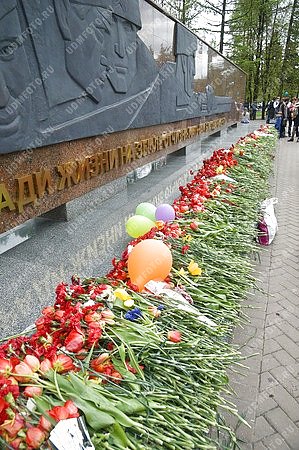 9 мая,цветы,памятник ВОВ