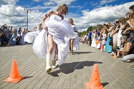 марафон невест,невеста,забег в валенках,соревнование,бег,валенок,девушка