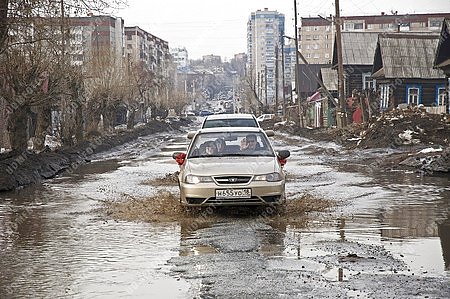 город Ижевск,вода,потоп,паводок,вода,автомобиль,транспорт,весна,дорога