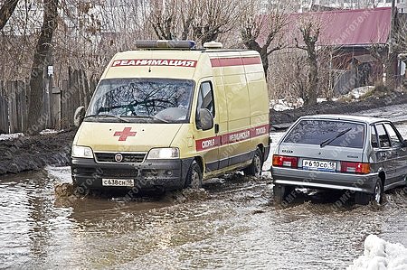 город Ижевск,вода,потоп,паводок,вода,автомобиль,транспорт,весна,скорая помощь,дорога