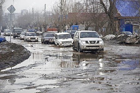 город Ижевск,вода,потоп,паводок,вода,автомобиль,транспорт,весна,дорога,яма