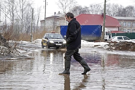 город Ижевск,вода,потоп,паводок,вода,весна,дорога,лужа