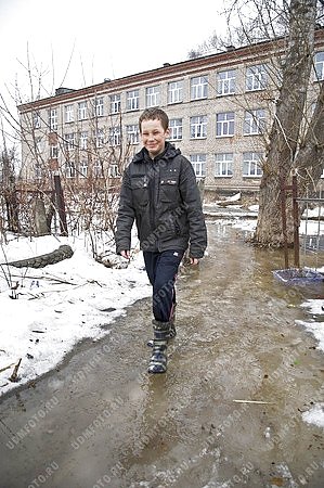 город Ижевск,вода,потоп,паводок,вода,дети,весна,школа